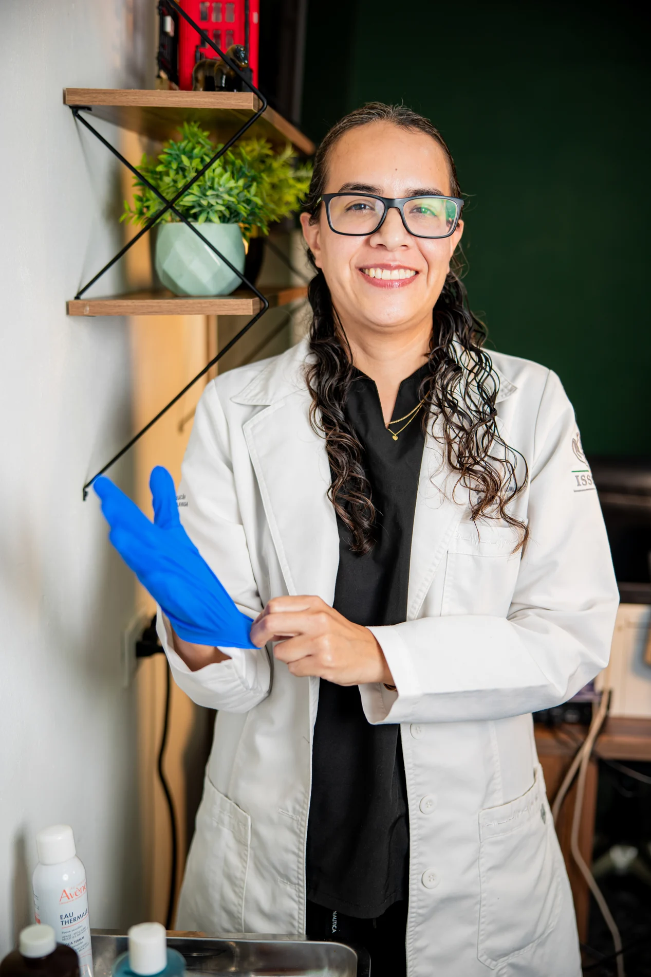 Grecia Menes en su consultorio, con guantes y bata